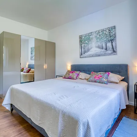 Laurus-1 By Interhome * Lovran