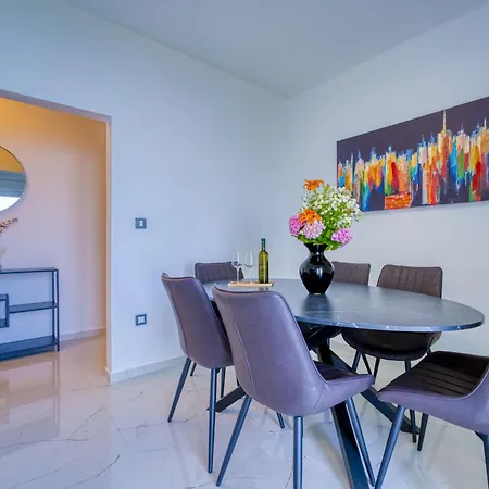 Laurus-1 By Interhome *