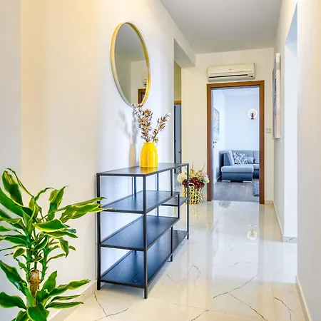 Laurus-1 By Interhome Lovran