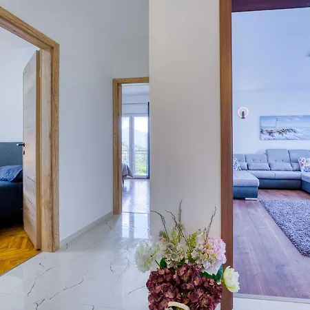 Laurus-1 By Interhome *