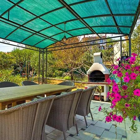 Apartment Laurus-1 By Interhome